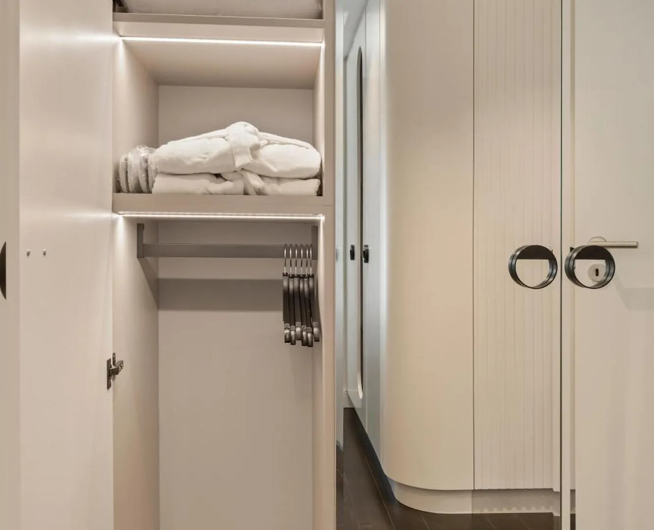 Mido Bird Luxury Apartment With Private Parking & Self Check-In Βουκουρέστι